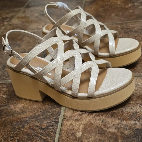 Matisse Cream Sandals with Strappy Design and Cushioned Sole - Picture 2 of 8
